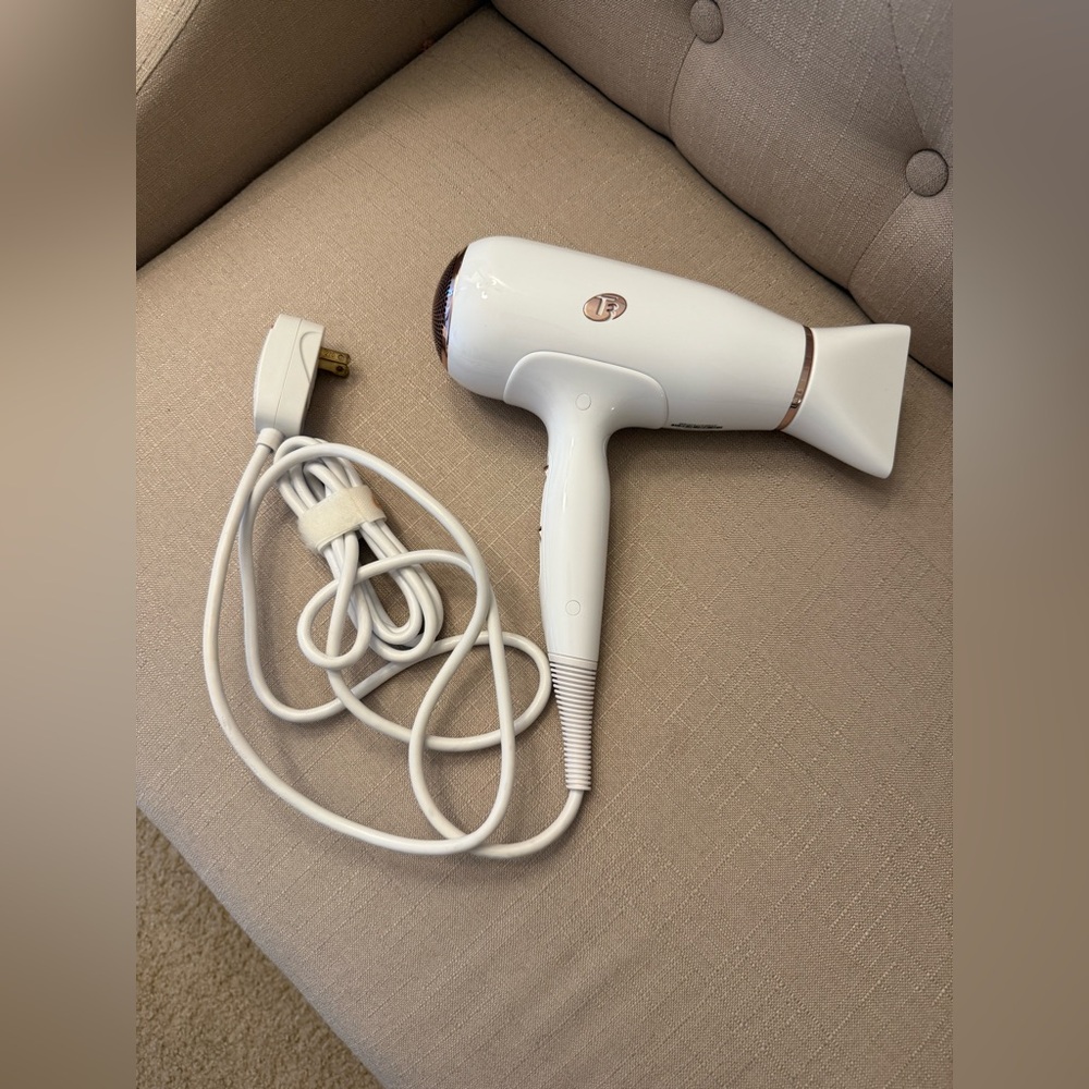 T3 Luxe Blow Dryer